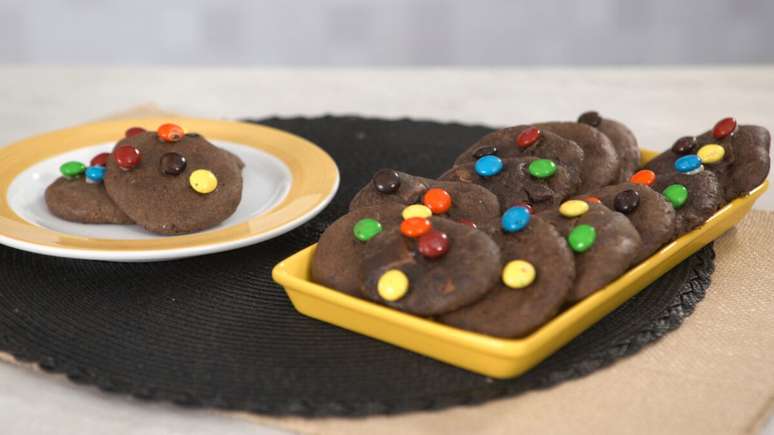 Cookie de chocolate com confeito
