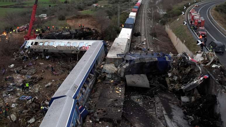 Segundo o governador da província de Tessália, os trens viajavam no mesmo trilho, em alta velocidade, e a colisão foi frontal