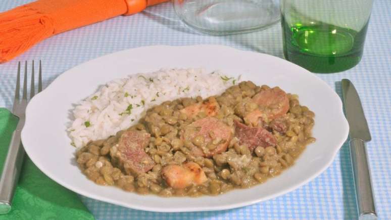 Guisado de carne-seca e lentilha