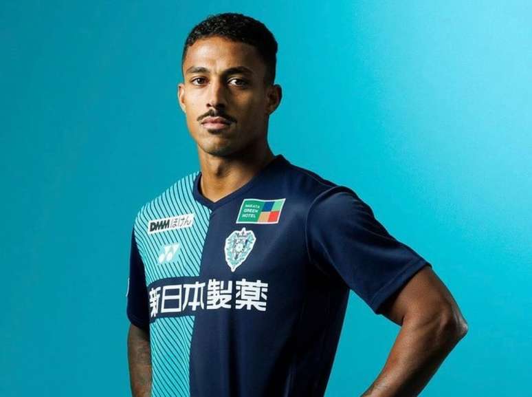 Lukian busca conseguir bom desempenho com o Avispa Fukuoka (Foto: Divulgação / Avispa Fukuoka)