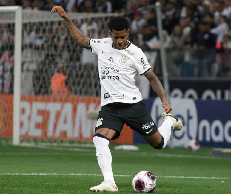 Pilar defensivo do Corinthians, Gil iguala participações em gols dos últimos dois anos