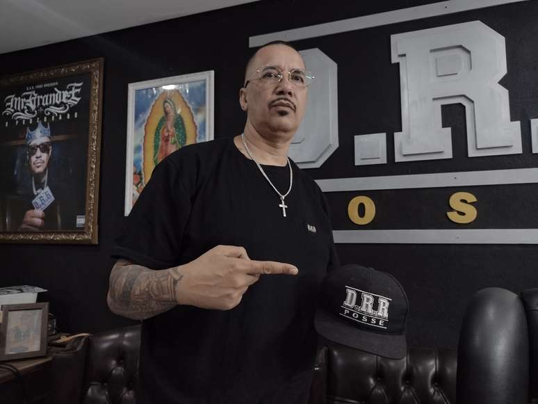 Mister Grande-E segura o boné responsável por reativar as atividades da D.R.R Posse 