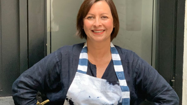 Carla Pernambuco receives guests for cooking classes in March