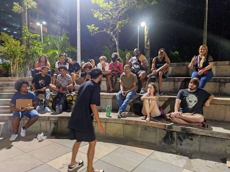 Poeta Monrá se apresenta no Buraco do Lume, Praça Mario Lago, centro do Rio de Janeiro, na 7ª edição do Slam 188