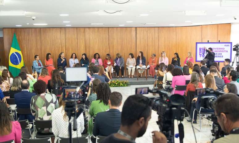 A convite da primeira-dama, Janja Lula Silva, e da ministra das Mulheres, Cida Gonçalves, o evento, no Palácio do Planalto, reuniu as ministras do governo e as presidentas do Banco do Brasil, Tarciana Medeiros, e da Caixa Econômica Federal, Rita Serrano