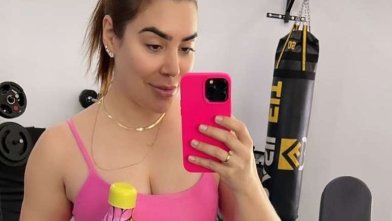 In her top and shorts, Naiara Azevedo shows off her toned body at the gym