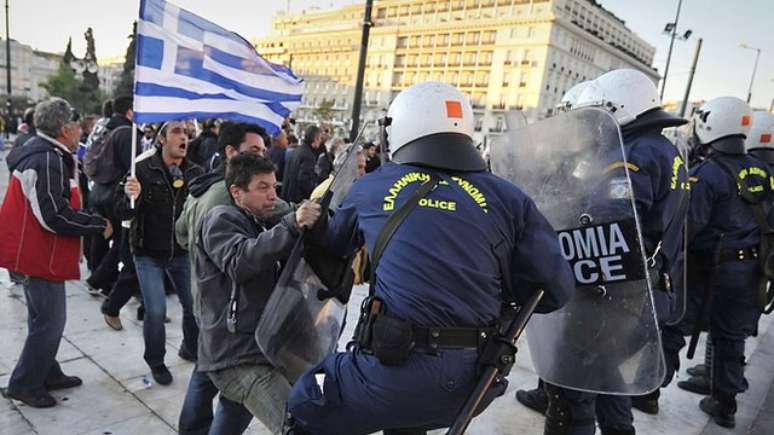 A crise econ&ocirc;mica iniciada em 2009 levou a protestos e confrontos violentos com a pol&iacute;cia grega