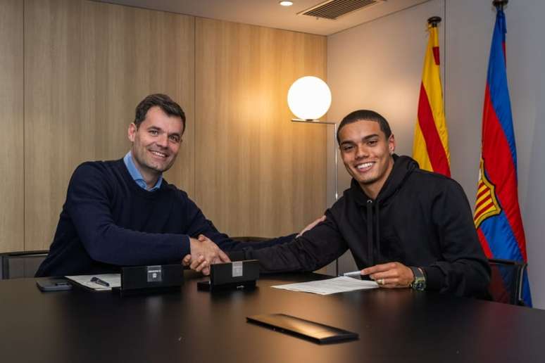 João Mendes assinou contrato com o Barcelona Sub-19 (Divulgação/Barcelona)