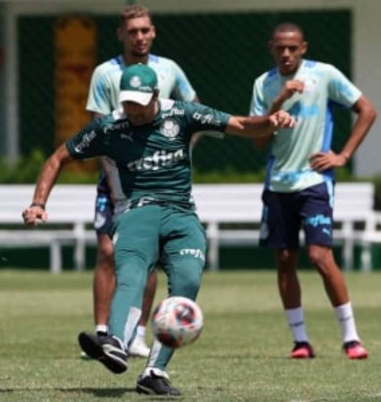 Abel Ferreira dá instruções sobre cruzamento durante treino do Verdão (Foto: Cesar Greco/Palmeiras/by Canon)