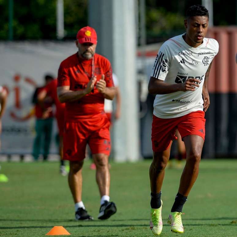 Bruno Henrique Retorna Aos Treinos Com Elenco Do Flamengo Ap S Se Recuperar De Les O No Joelho