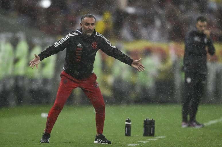 Decisão correta? Landim banca permanência de Vítor Pereira no Flamengo