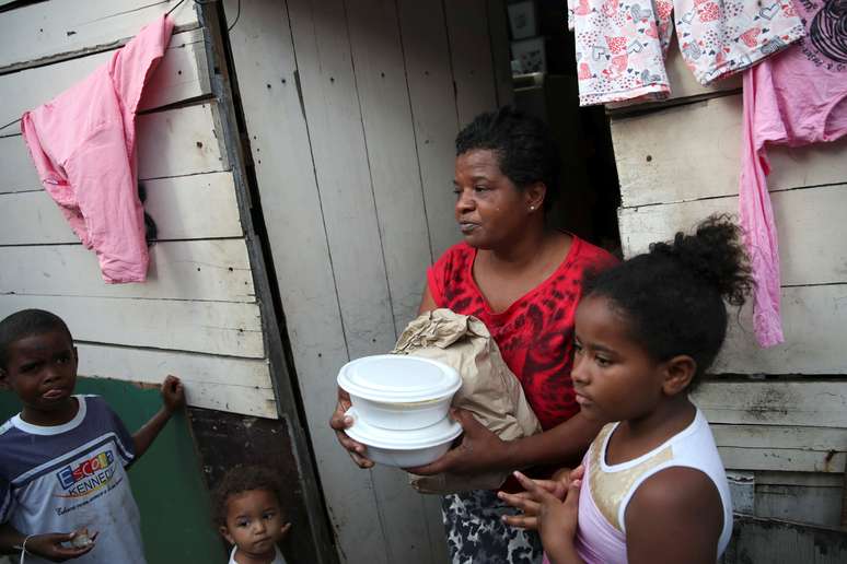 Voluntários distrubem comida em comunidade no Rio de Janeiro durante a pandemia