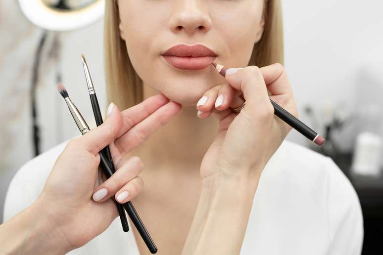 L&aacute;pis de boca aumenta durabilidade da maquiagem 