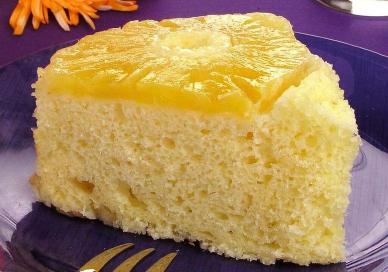 Bolo de abacaxi e laranja light é um ótimo exemplo de alimento alaranjados