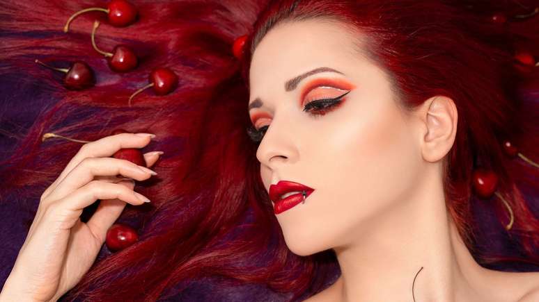 O "cherry coke hair" virou tendência entre os adeptos da moda Y2K -