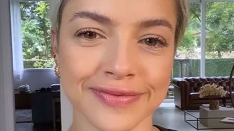 In a slim bikini, Agatha Moreira closes her body and shakes the web
