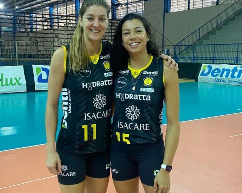 Ana Carolina e Anne Buijs em ação pelo Praia Clube (Foto: Reprodução/Instagram)