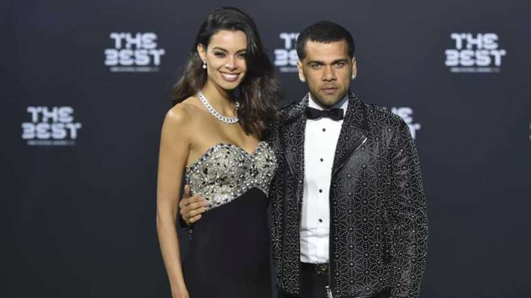 Daniel Alves e a esposa Joana Sanz durante premiação da Fifa anos atrás