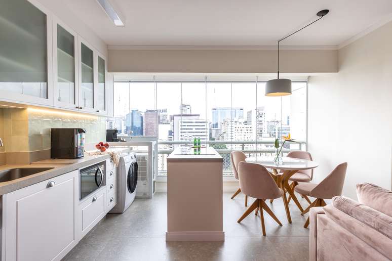 Apartamento de apenas 38 m² ganha "extreme makeover" com parede vermelha