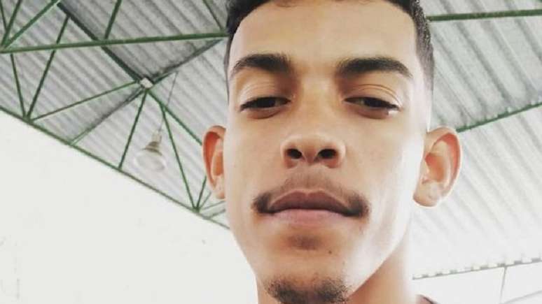 Imagem mostra Túlio de Jesus Silva; ele é um homem negro.