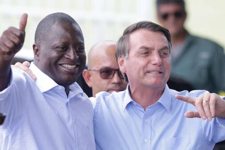 Hélio Lopes, que usou o apelido de "Hélio Bolsonaro" durante a campanha eleitoral, é amigo de longa data do ex-presidente Jair Bolsonaro.