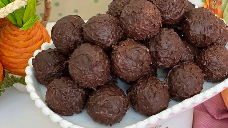 Receita de bombom de cocadinha: doce f&aacute;cil, ideal para a P&aacute;scoa!