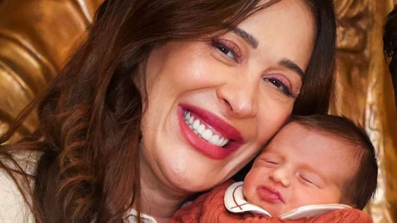 Cláudia Raia mostra que Luca teve enxoval EXCLUSIVO bordado à mão