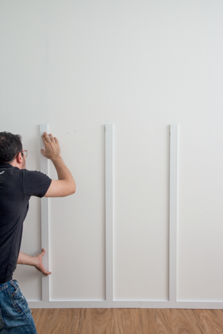 Follow the previous steps until all vertical lines are filled.  For a better finish, it is worth applying the same glue to each already installed piece.  After that, you need to wait at least 12 hours for complete drying.
