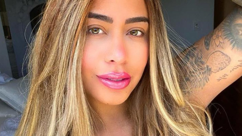 Rafaella Santos, sister of Neymar, wears a dress with a deep slit and a leotard that steals the show