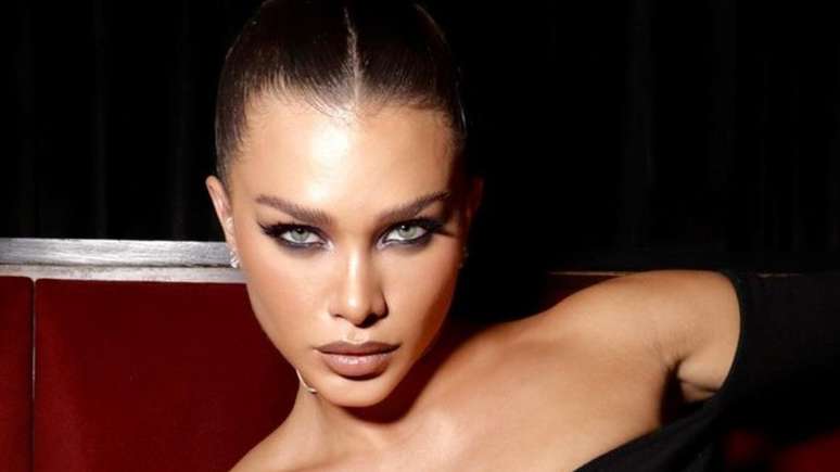 Flavia Pavanelli completa 25 anos com look todo recortado