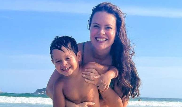 In a bikini, Mari Bridi gets praised in a photo with her son on the beach: ‘At the height of beauty’