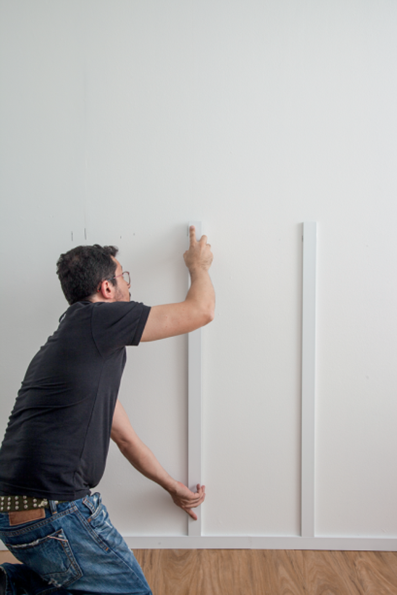 Repeat the previous step, inserting the adjacent fitting into the marking, starting from the baseboard.  With the tape measure, check whether the distance between the frames complied with the expected measurement.  Press to correct and move on to the next collage.