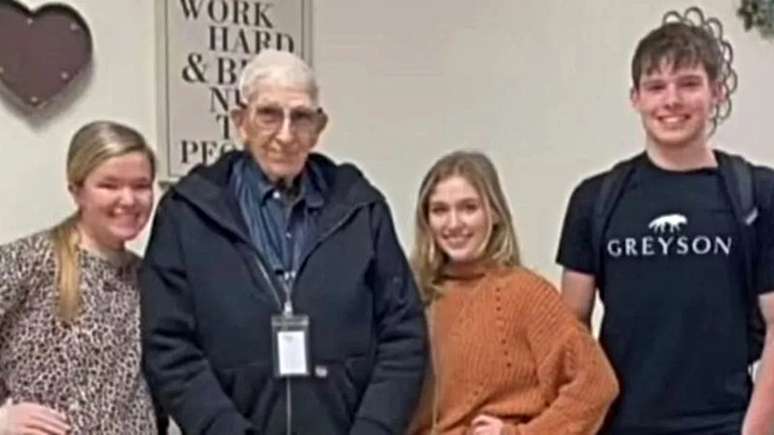 Alunos promovem arrecadação para zelador de escola se aposentar