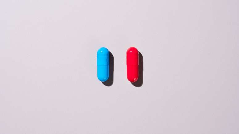 Na metáfora das pílulas, a azul permite seguir em um mundo de ilusões, e a vermelha, para encarar a realidade