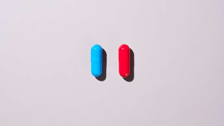 Na metáfora das pílulas, a azul permite seguir em um mundo de ilusões, e a vermelha, para encarar a realidade