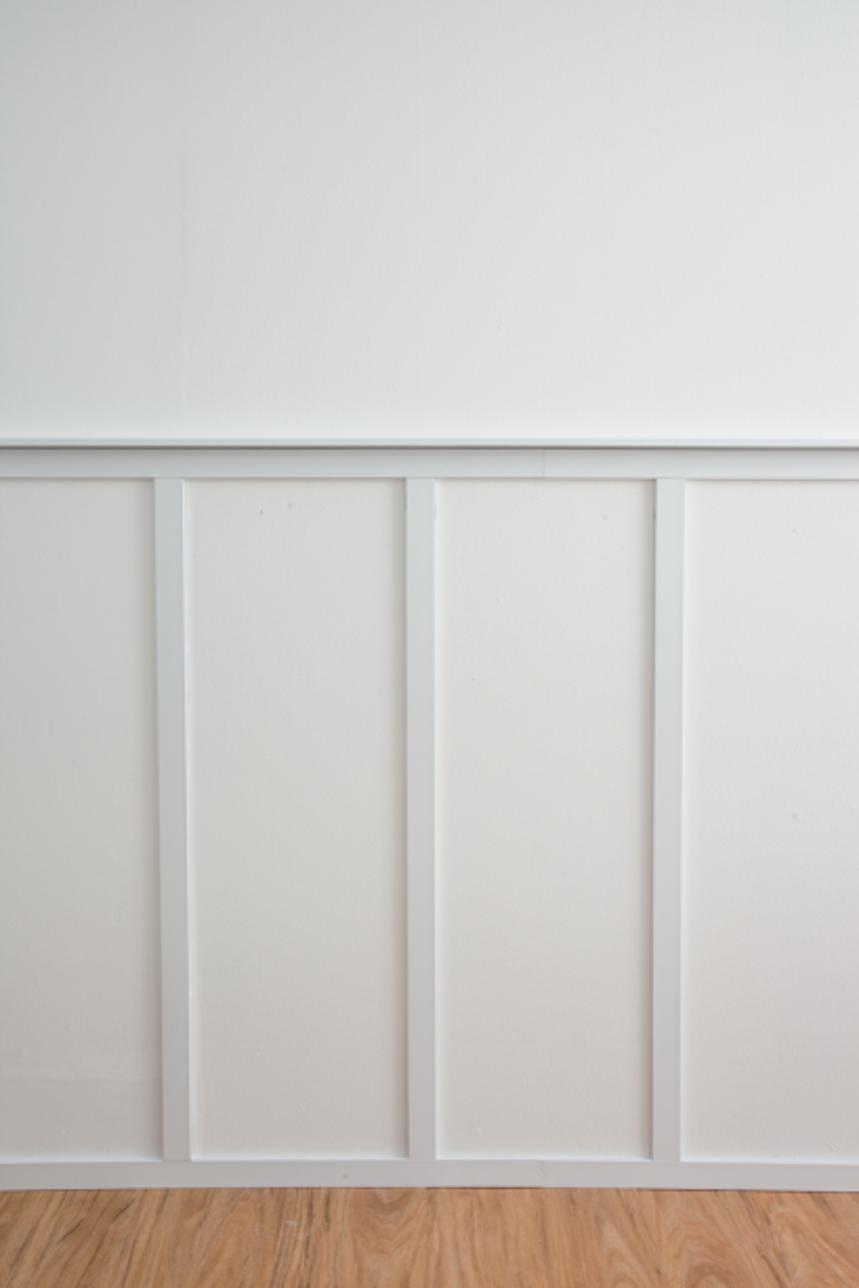 The last stage is gluing the top shelf.  'It is made of the same garrison, we have only reversed its position', reports Alê.  After finishing the job of applying the frames, he waits until the next day to finally paint the set as you wish.