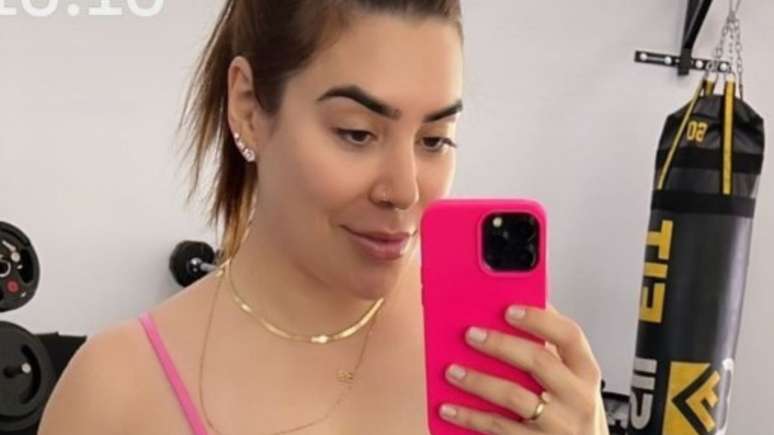 Naiara Azevedo shows off her body in shorts and top at the gym