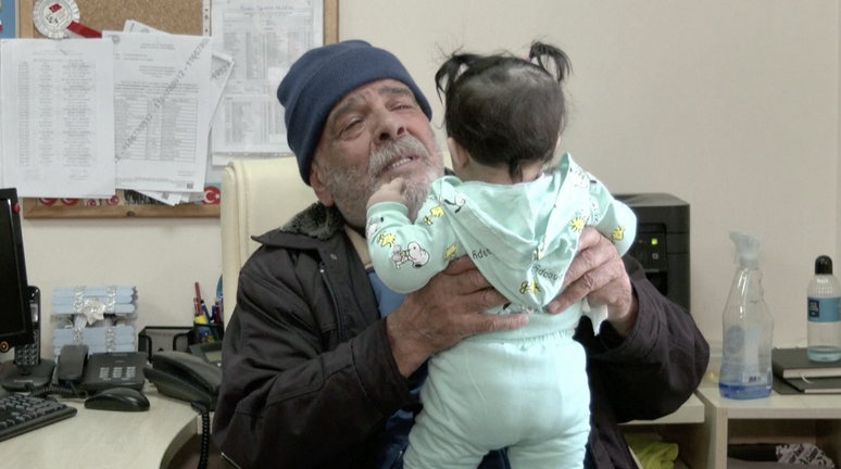 &Uacute;nicos sobreviventes na fam&iacute;lia, av&ocirc; se emociona ao reencontrar neta ap&oacute;s separa&ccedil;&atilde;o por terremotos