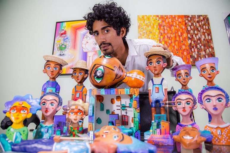 Ricardo Negro apresentando suas pinturas e esculturas