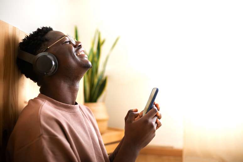 Mindfulness é para o dia a dia: homem ouvindo música com atenção plena