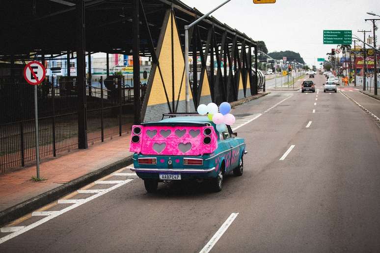 Pai e filho vivem o sonho de ir para os Estados Unidos levando o Boquelove, um carro de telemensagens