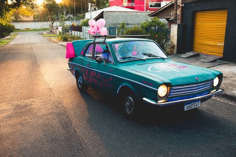 Personagem Fernando trabalha com o pai no carro de telemensagens Boquelove, que querem levar para os EUA