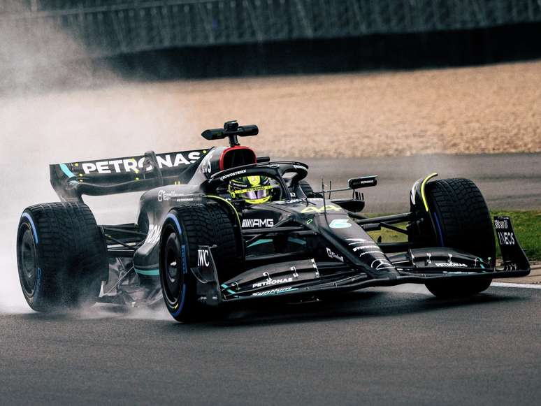 Lewis Hamilton pilota o W14 em Silverstone