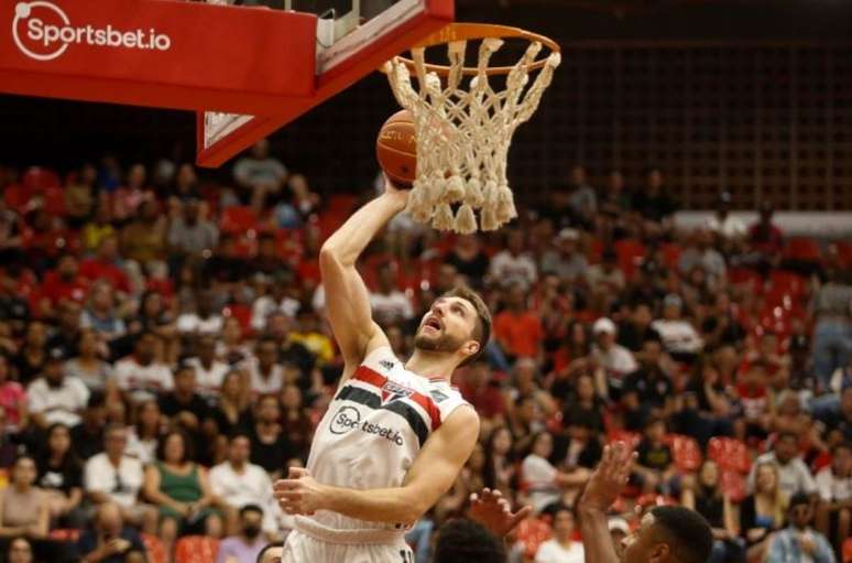 São Paulo vence mais uma no NBB; Corinthians perde no fim