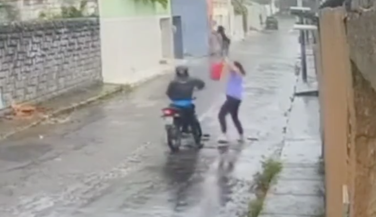 Mulher bate em ladrão com guarda-chuva e evita assalto em Fortaleza (CE); veja vídeo