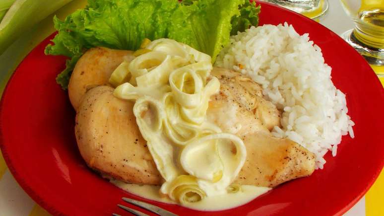 Fil&eacute; de frango na manteiga com alho por&oacute;