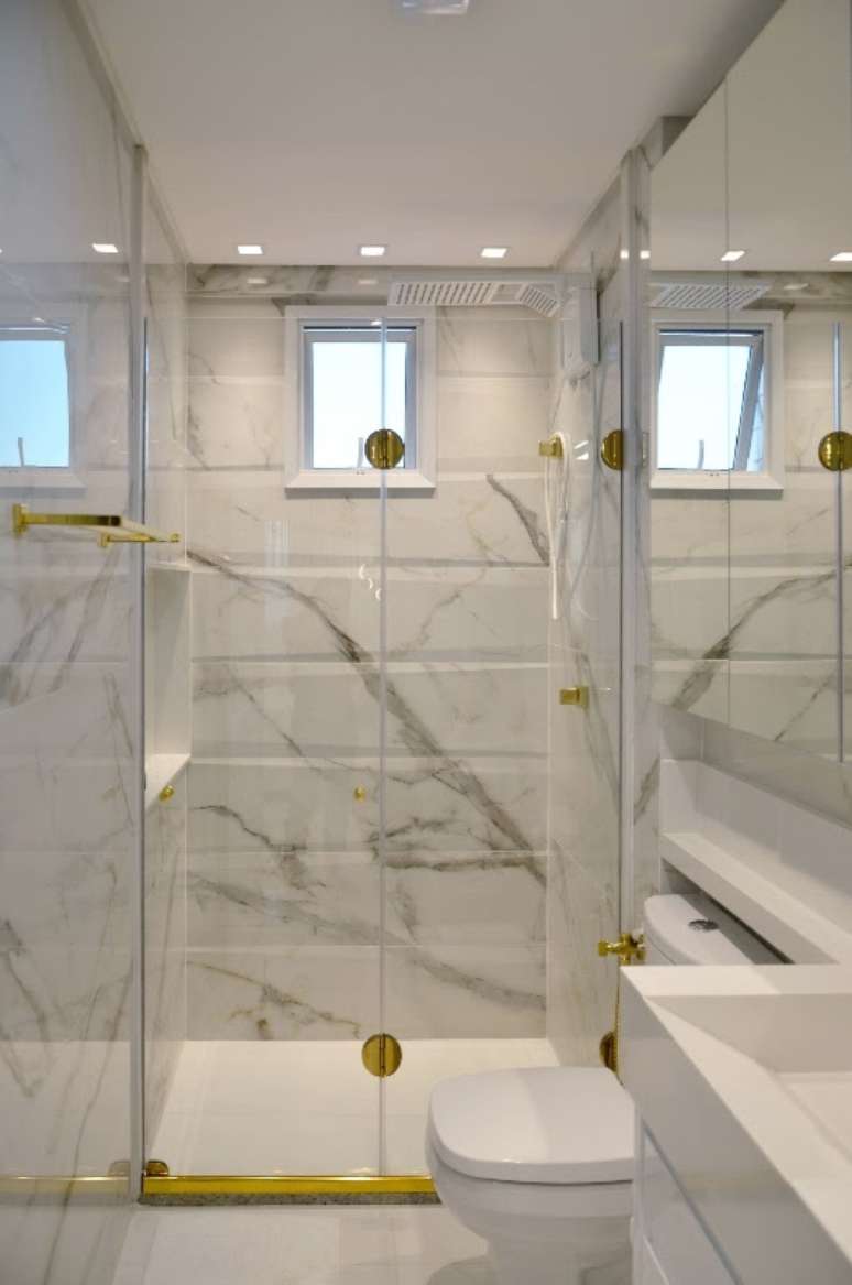 The Box Flex, by Idea Glass, for example, has doors with a flexible opening system, guaranteeing the optimization of space, circulation and the necessary movement inside the premises.  Additionally, the box kit has no rails and lots of detailing, which lends a cleaner look to the room, contributing to the spacious feel.