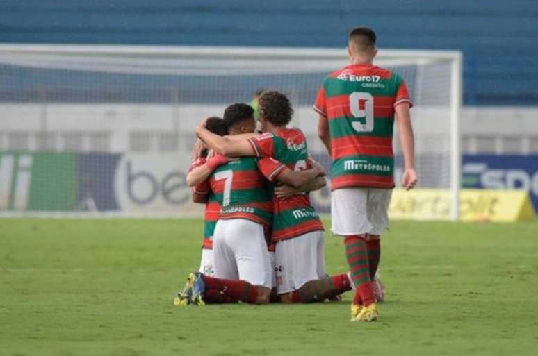 Jogadores da Portuguesa comemoram vitória sobre o Mirassol e permanência na elite do Paulista.