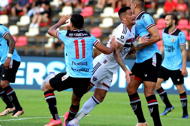 São Paulo vira sobre o Santos na Vila e avança à final do Paulistão Feminino  nos pênaltis