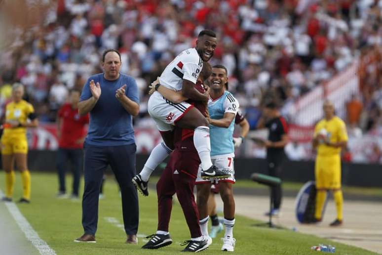 Ceni observa comemoração dos jogadores em Ribeirão Preto (Foto: Rubens Chiri/São Paulo FC)